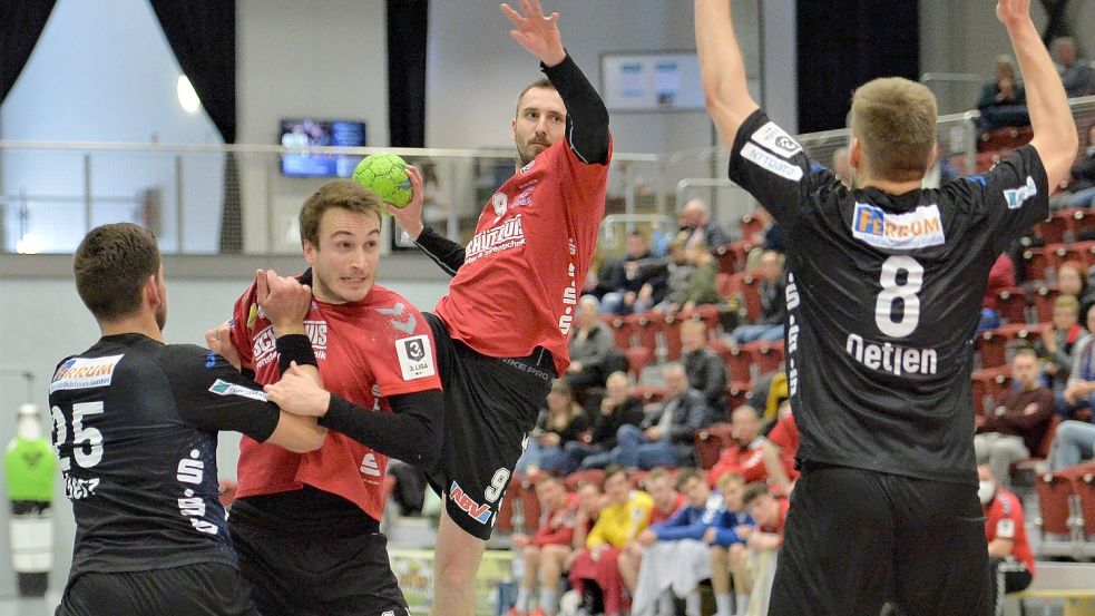 In Spiellaune präsentierte sich OHV-Routinier Kevin Wendlandt (mit Ball) gegen das Team Handball Lippe II. Freie Bahn verschaffte ihm in dieser Szene Jonas Schweigart. Fotos: Bernd Wolfenberg