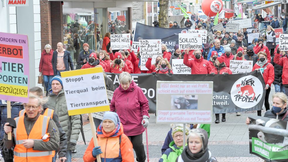 Der Protestzug zog in der Auricher Fußgängerzone viel Aufmerksamkeit auf sich. Foto: Stephan Friedrichs