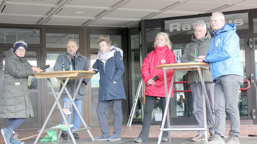Auf dem Podium lieferten sich die Tierärzte Dr. Ursula Preuß-Überschär (von links), Dr. Joachim Kleen, Dr. Kirsten Tönnies und Dr. Michael Marahrens (Zweiter von rechts) einen Schlagabtausch, zusammen mit Ina Müller-Arnke (Nutztierexpertin Vier Pfoten-Stiftung) und Dieter Ruhnke vom Deutschen Tierschutzbund. Foto: Karin Böhmer