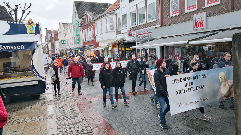 Der Protestzug umrundet nun die Auricher Innenstadt und versammelt sich am Rathaus zu einer mehrstündigen Kundgebung. Foto: Karin Böhmer