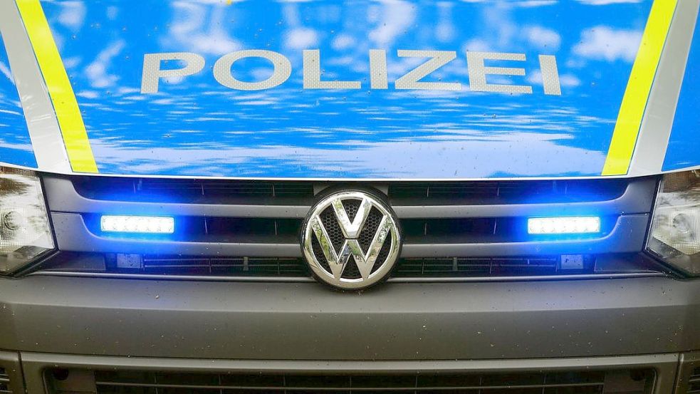 Die Polizei Bremen sucht mit Bildern aus einer Überwachungskamera nach drei Männern. Foto: Jens Wolf