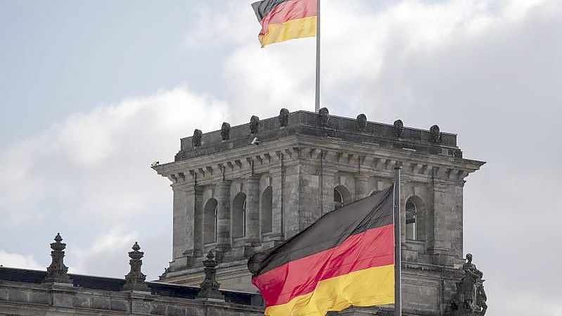 Die Deutschlandfahnen am Reichstag. Foto: Paul Zinken/dpa