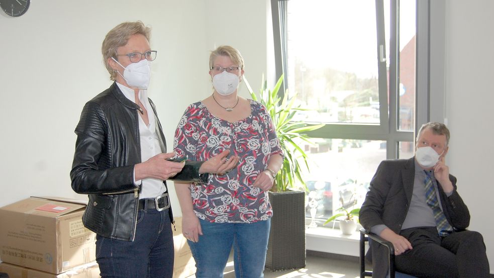 Zogen am Freitag im Ihlower Rathaus Bilanz über die ehrenamtliche Arbeit für Ukrainer: Dr. Andrea Jeschke (von links) und Marianne Gronewold sowie Bürgermeister Arno Ulrichs. Foto: Imke Cirksena