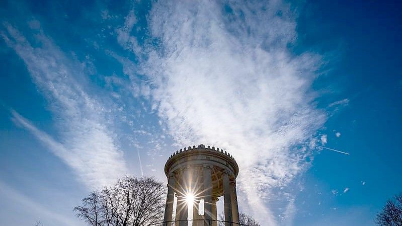 Die Sonne beleuchtet den Monopteros-Tempel im Englischen Garten in München. Foto: Peter Kneffel/dpa