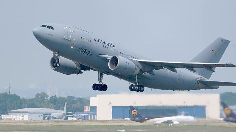 Ein Airbus A310 MedEvac der Bundeswehr startet auf dem Flughafen Köln Bonn. Foto: Henning Kaiser/dpa