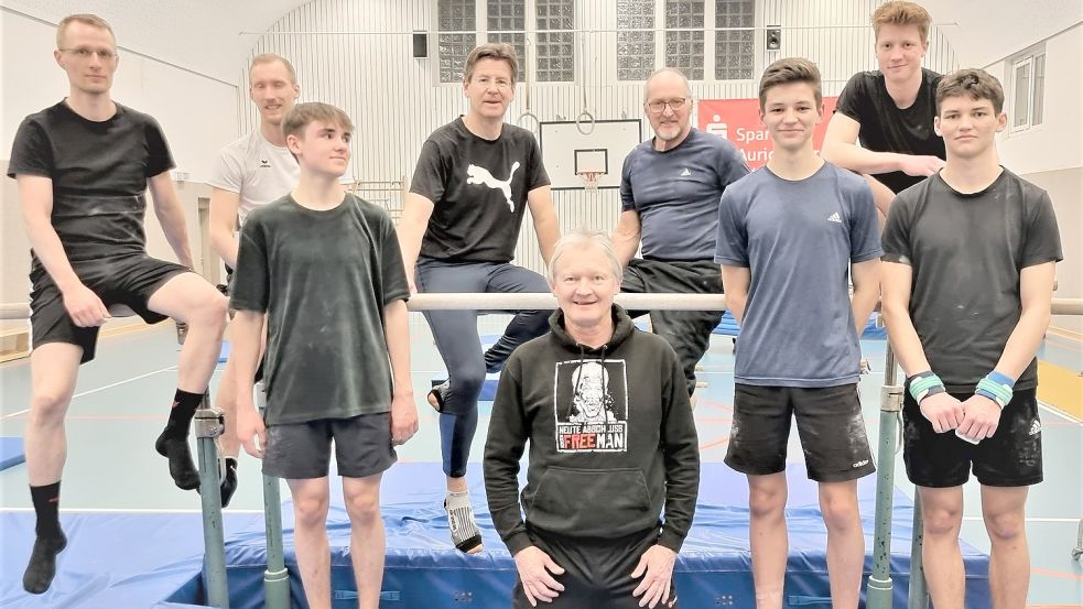 Die MTV-Turngruppe: Tobias Mann (von links), Sönke Meyer, Marc Lindtner, Bernd Fuhrmann, Wilfried Theessen, Albert Meyer, Fritz, Malte und Jan Däublin. Foto: Gerd-Arnold Ubben