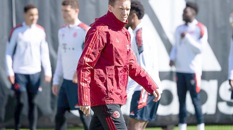 Bayern-Trainer Julian Nagelsmann will sein Team von der Leine lassen. Foto: Sven Hoppe/dpa