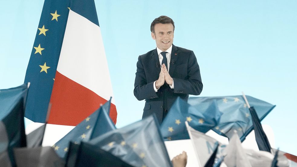 Emmanuel Macron, Präsident von Frankreich, begrüßt seine Unterstützer am Sonntag nach Bekanntgabe der Wahlergebnisse. Foto: DPA