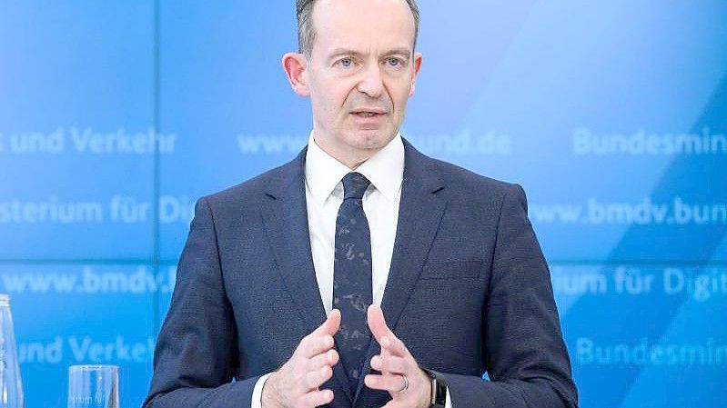 Volker Wissing (FDP), Bundesminister für Verkehr und Digitales, will Details zum Nahverkehr-Rabatt zügig klären. Foto: Bernd von Jutrczenka/dpa