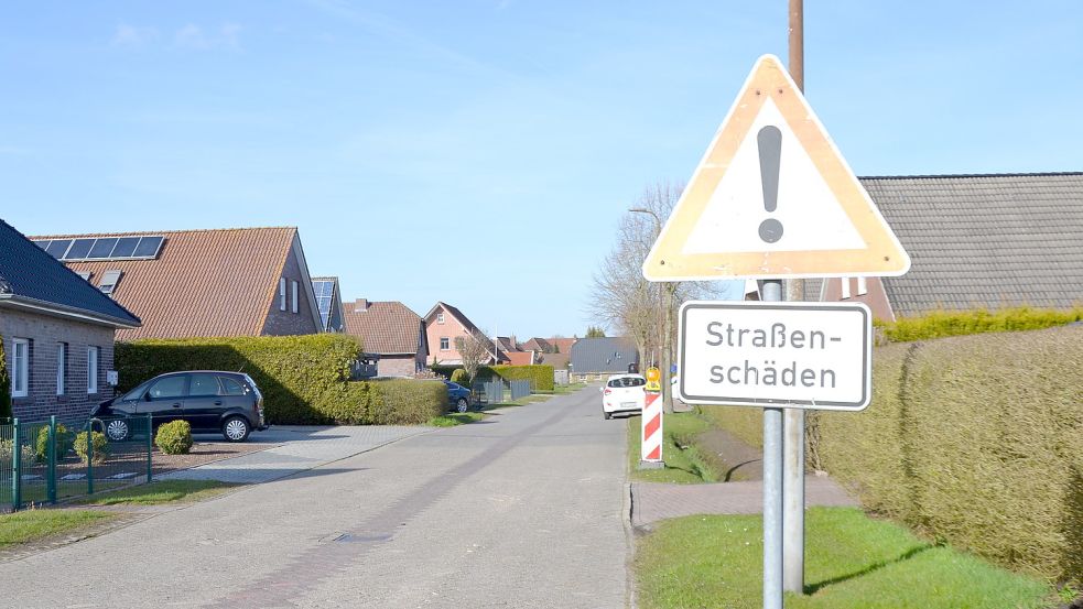 Ein Schild weist am Postweg in Moordorf auf Straßenschäden hin. Foto: Franziska Otto