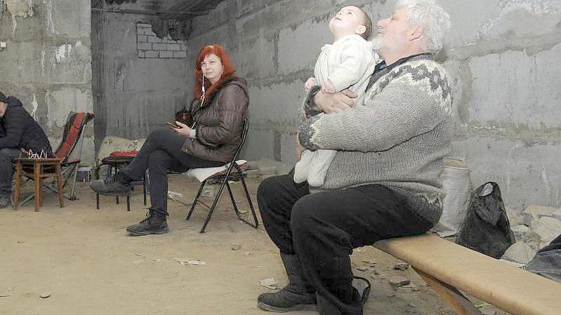 Im Keller eines Wohnhauses in Charkiw suchen diese Menschen Schutz vor Beschuss. Foto: Andrew Marienko/AP/dpa
