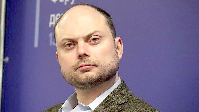 Wladimir Kara-Mursa, russischer Oppositioneller, sitzt bei einer Versammlung der russischen Opposition, den sogenannten „Vereinigten Demokraten“. Foto: Hannah Wagner/dpa