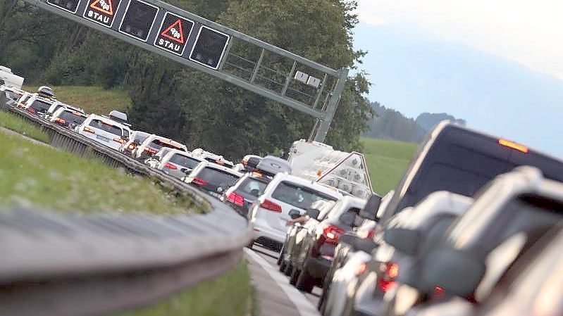 Der ADAC erwartet trotz teurer Spritpreise viel Verkehr über Ostern auf Deutschlands Straßen. Foto: Karl-Josef Hildenbrand/dpa