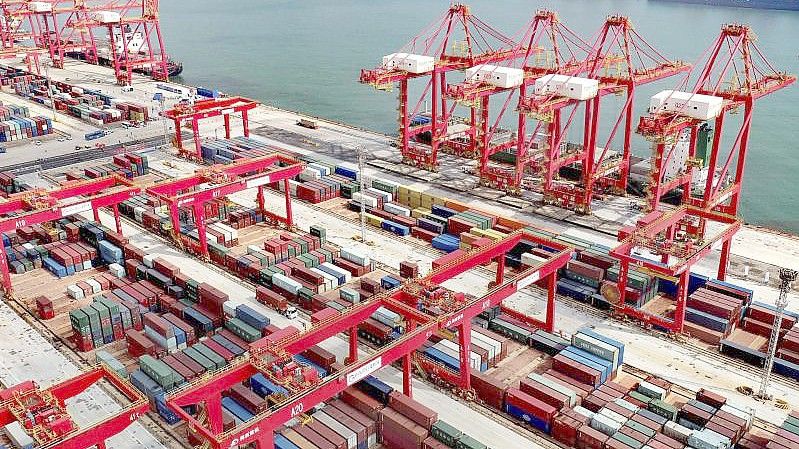 Der neue automatisierte Containerhafen in der ostchinesischen Provinz Shandong. Der Welthandel steht unter Druck. Foto: Uncredited/CHINATOPIX/dpa