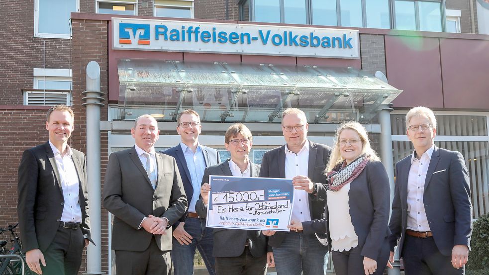 André Kasten (RVB-Vorstand, von links), Uwe Boden (Ein Herz für Ostfriesland), Sven Schnau (RVB-Betriebsrat), Johann Kramer (RVB-Vorstandsvorsitzender), Thorsten Wilken (RVB-Betriebsrat), Lena Schoone (RVB) und Mario Baumert (RVB-Vorstand) bei der Scheckübergabe am Freitag. Foto: Romuald Banik