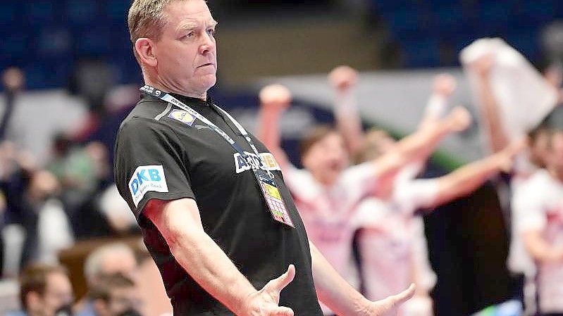 Handball-Bundestrainer Alfred Gislason will gegen Färöer auch überzeugende Leistungen der Spieler sehen. Foto: Marijan Murat/dpa