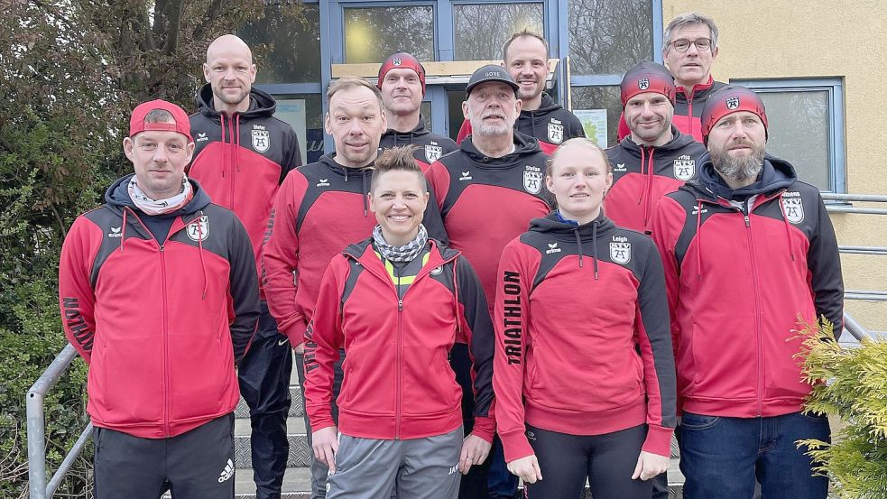 Mit elf Teilnehmern war der MTV Aurich bei den Deutschen Duathlon-Meisterschaften in Alsdorf vertreten. Zur Crew gehörten Kevin Schelken (erste Reihe von links), Angela Bohn, Leight Knaap, Clemens Köster. Zweite Reihe von links: Dieter Okken, Stefan Aumann, Friso Gammelin. Sowie dritte Reihe von links: Frank Lünemann, Jan Tobiassen, Klaus Peter Dworak, Michael Zimmermann. Fotos: privat