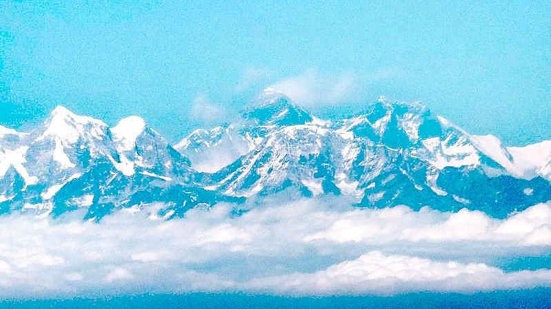 Blick aus dem Flugzeug auf das Himalaya-Gebirge. Dort ist ein Bersteiger ums Leben gekommen. Foto: Sina Schuldt/dpa