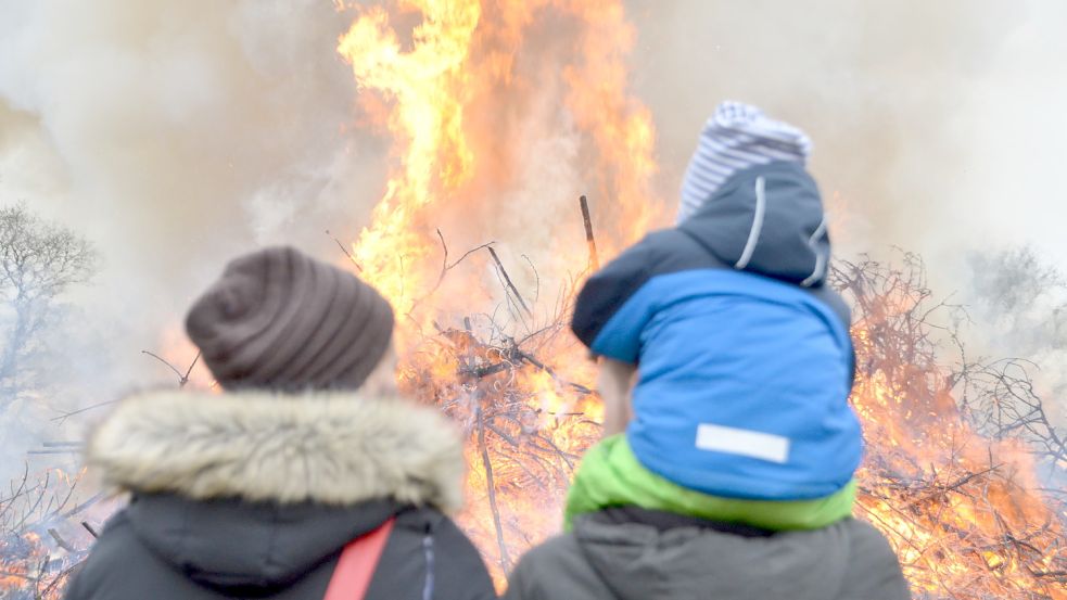 Osterfeuer, wie hier in Sandhorst 2019, sind ein beliebter Brauchtum in Ostfriesland. Foto: Christin Wetzel