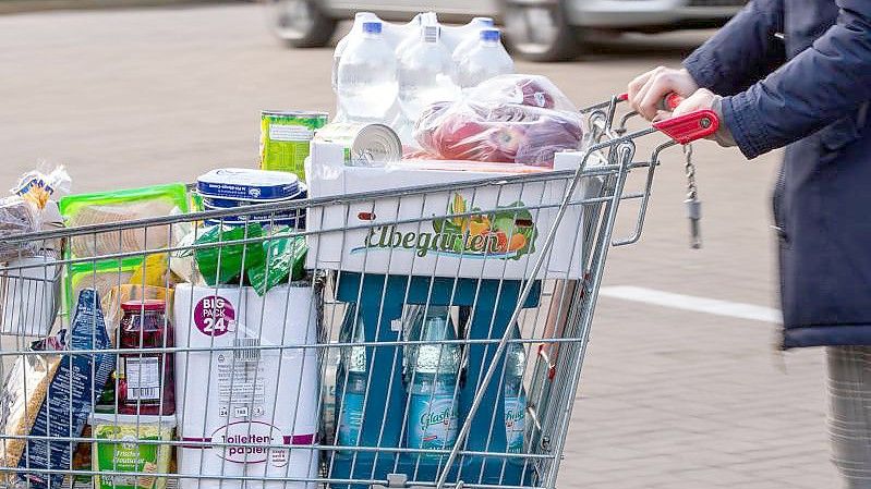 Viele Menschen machen sich Sorgen über einen Preisanstieg von Nahrungsmitteln und Getränken. Foto: Jens Büttner/dpa-Zentralbild/dpa