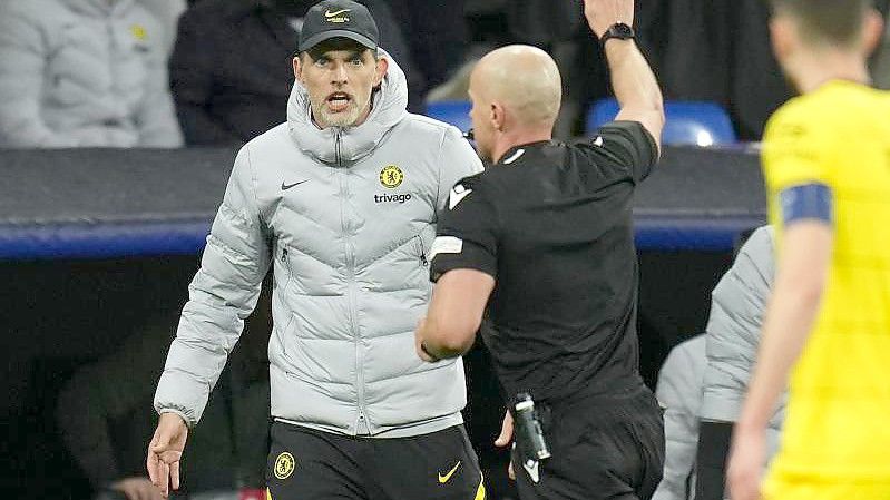 Gelb: Chelsea-Coach Thomas Tuchel wird von Referee Szymon Marciniak verwarnt. Foto: Manu Fernandez/AP/dpa