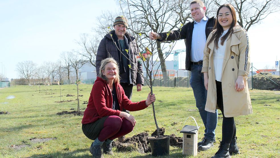 Die „Fasten für Bäume“-Initiatoren (von links) Heidrun Weber und Gerrit Pohl sowie Helmut Gerken und Mai Linh Nguyen von Enercon mit einem gepflanzten Apfelbaum. Foto: privat