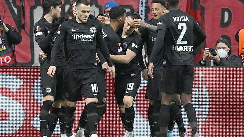 Die Eintracht-Profis wollen gegen den FC Barcelona auch im Camp Nou Grund zum Jubel haben. Foto: Arne Dedert/dpa