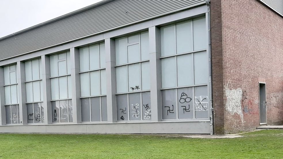 Auch die Turnhalle an der Grundschule in Langholt wurde beschmiert. Foto: Privat