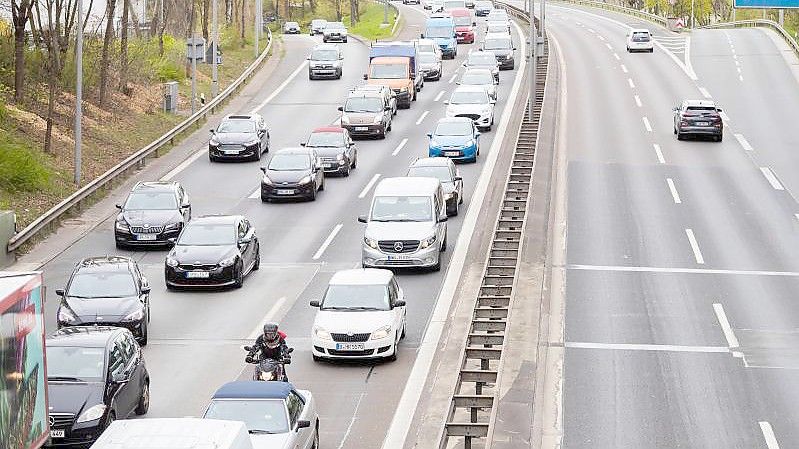 Der Autoverkehr (l) stockt auf der A111 in Berlin stadtauswärts Richtung Norden. Foto: Christoph Soeder/dpa