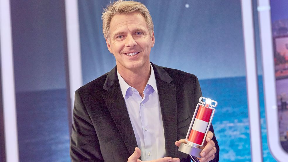 Moderator Jörg Pilawa hält die Trophäe, die es in der NDR-Quizshow zu gewinnen gibt, in den Händen. Foto: DPA