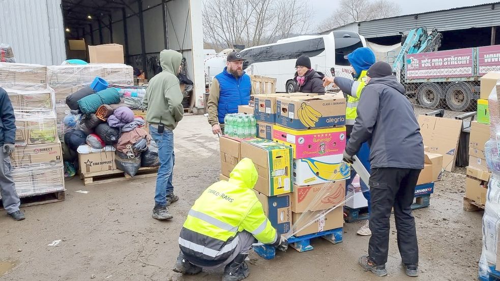 An der Grenze werden die Hilfsgüter aus Ihlow entladen. Foto: privat