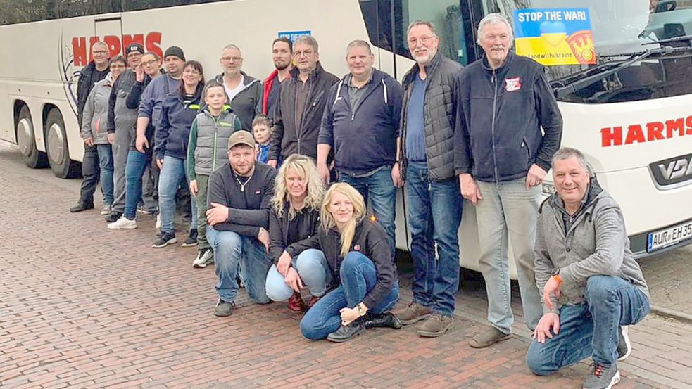 Zahlreiche Südbrookmerlander aus verschiedenen Vereinen und Einrichtungen packten vor der ersten Abfahrt Mitte März beim Beladen des Busses in Münkeboe mit an. Foto: privat