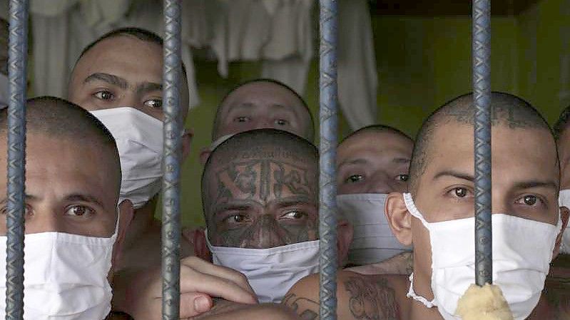 Im Rahmen eines sogenannten Krieges gegen Banden sind laut Aussagen der Polizei im April 2022 inzwischen gut 11.000 Gangmitglieder festgenommen worden. Foto: Salvador Melendez/AP/dpa