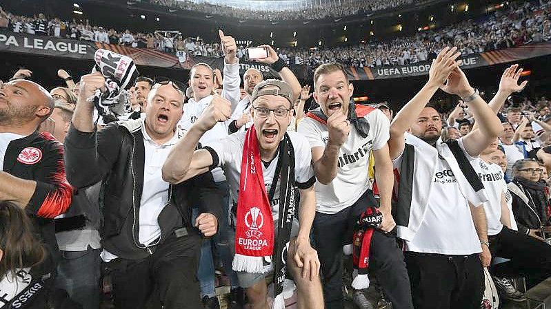 Alle in weiß: Das Camp Nou war gegen die Eintracht ganz in Frankfurter Hand. Foto: Arne Dedert/dpa