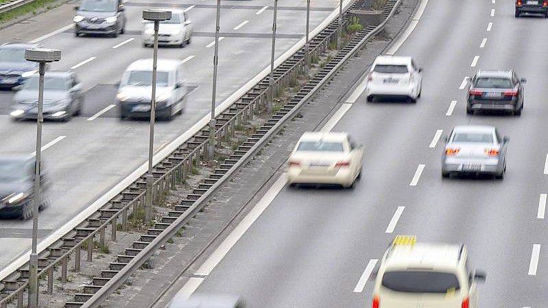 Auf vielen Autobahnen, wie hier auf der Stadtautobahn A100 in Berlin, war an Karfreitag einiges los. Foto: Monika Skolimowska/dpa