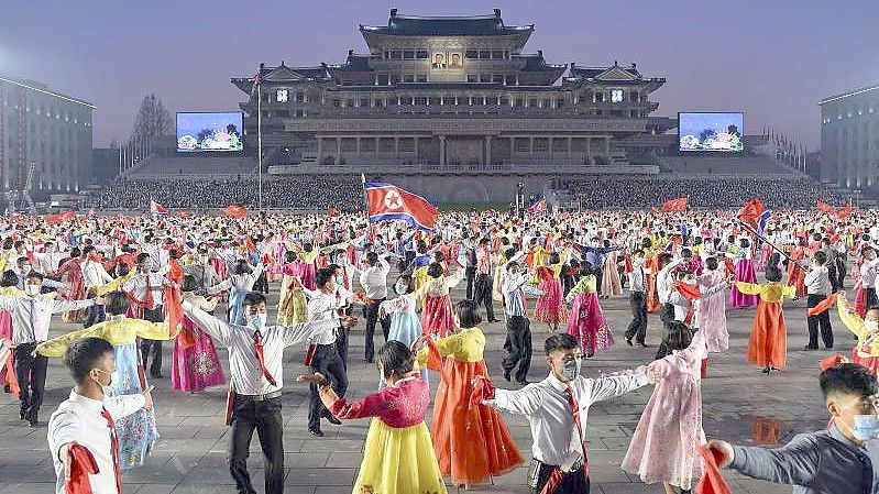 Menschen tanzen bei Feierlichkeiten zum „Tag der Sonne“ auf dem Kim-Il-Sung-Platz in Pjöngjang. Foto: -/Kyodo News/AP/dpa