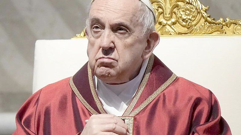 Papst Franziskus will ein Zeichen des Friedens setzen. Foto: Andrew Medichini/AP/dpa