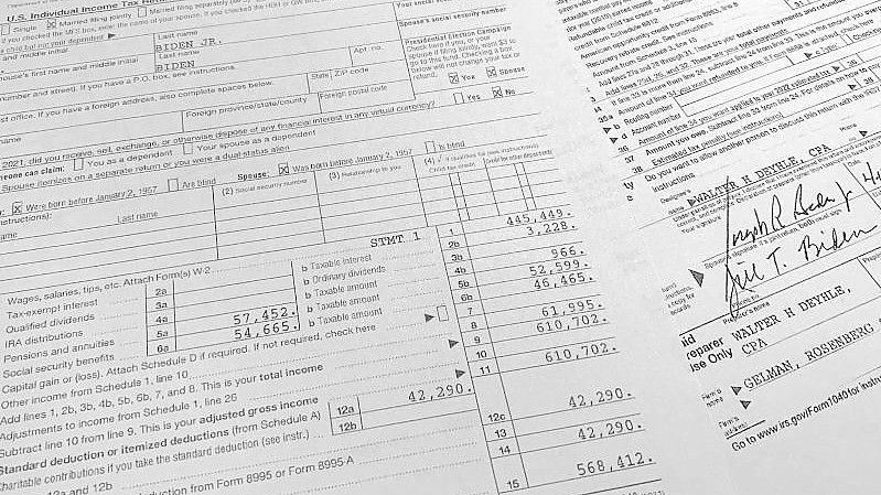 Die Steuererklärung von US-Präsident Biden und der First Lady für das Jahr 2021. Foto: Jon Elswick/AP/dpa