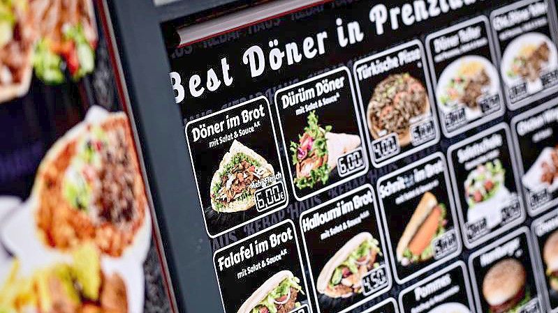 Speisen oder Getränke zum Mitnehmen, der Verzehr in Fastfood-Restaurants - das war nach Daten des Statistischen Bundesamts im März rund sechs Prozent teurer als vor einem Jahr. Foto: Fabian Sommer/dpa