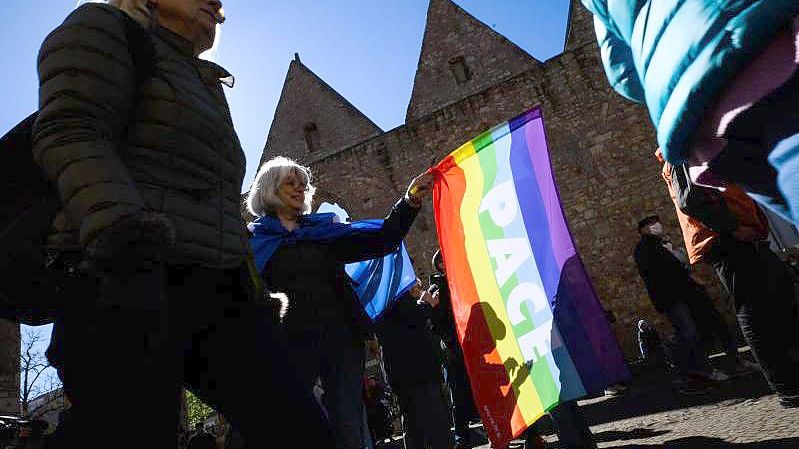 In etlichen deutschen Städten wird derzeit zu Ostermärschen aufgerufen. Foto: Julian Stratenschulte/dpa