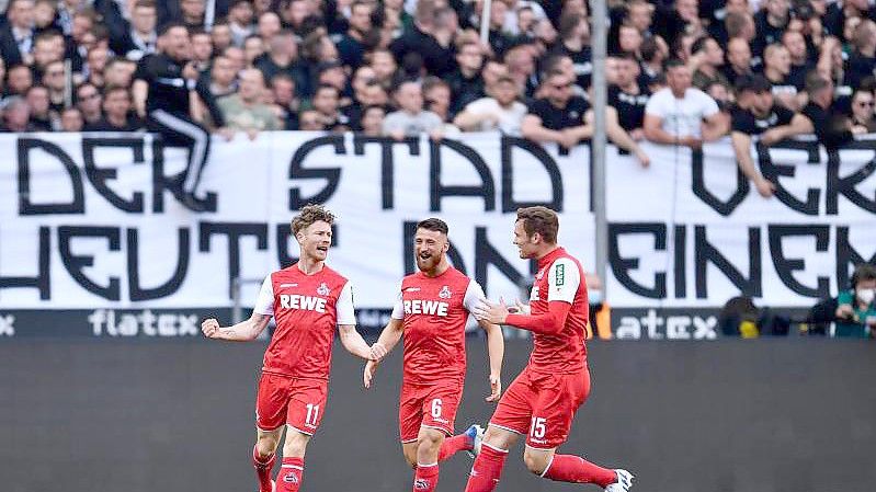 Die Kölner um Torschütze Florian Kainz (l) gewannen in Gladbach. Foto: Marius Becker/dpa