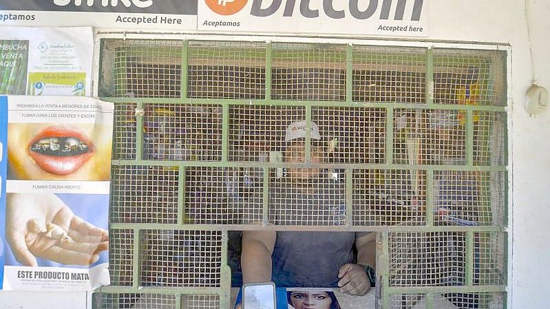 Ein Geschäft in Chiltuipan, das Bitcoin akzeptiert. El Salvador hat als erstes Land der Welt die Kryptowährung eingeführt. Foto: Camilo Freedman/SOPA Images via ZUMA Wire/dpa