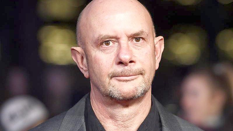 Der britische Autor Nick Hornby wird 65. Foto: Facundo Arrizabalaga/epa/dpa