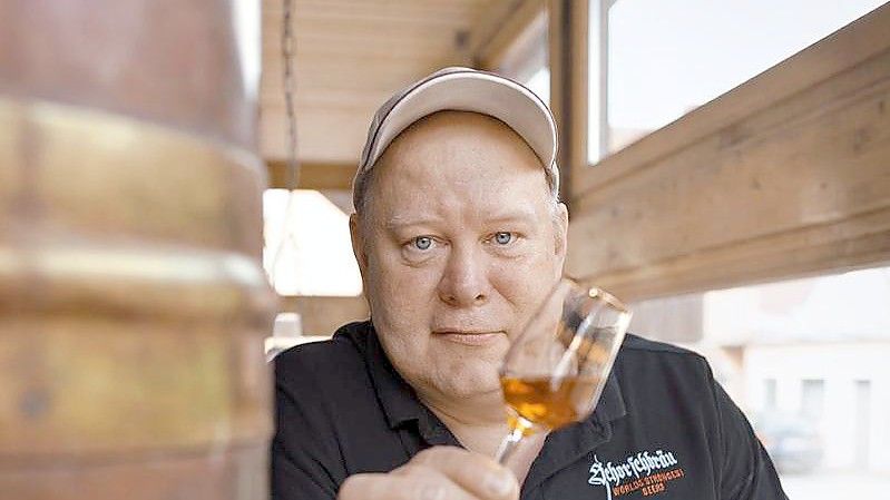 Georg „Schorsch“ Tscheuschner reklamiert für sich, das stärkste Bier der Welt gebraut zu haben: Das „Schorschbock 57“. Foto: Juergen Holzenleuchter/Schorschbräu/dpa