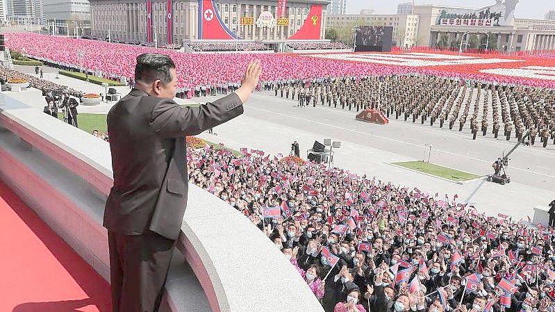 Diese von der staatlichen nordkoreanischen Nachrichtenagentur KCNA zur Verfügung gestellte Aufnahme zeigt den nordkoreanischen Machthaber Kim Jong Un während der Feierlichkeiten zum 110. Geburtstag des verstorbenen Ex-Staatschefs Kim Il Sung. Die selbst erklärte Atommacht hat eigenen Angaben zufolge erfolgreich eine neuartige taktische Lenkwaffe getestet. Foto: -/KCNA/dpa