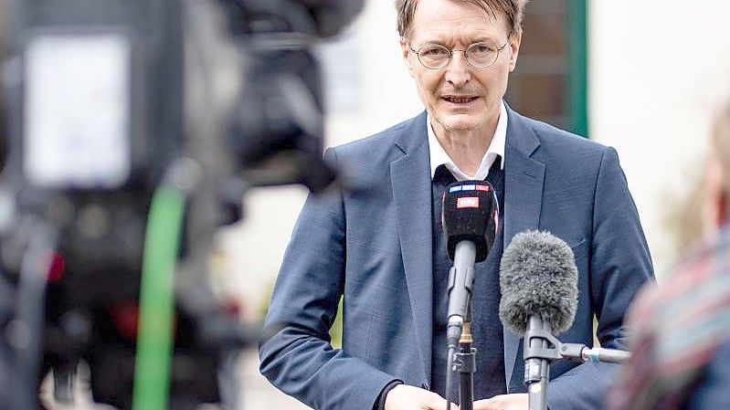 „Unser Ziel ist, möglichst genug Impfstoff für jeden Bürger zu haben, egal welche Variante kommt“: Bundesgesundheitsminister Karl Lauterbach. Foto: Axel Heimken/dpa