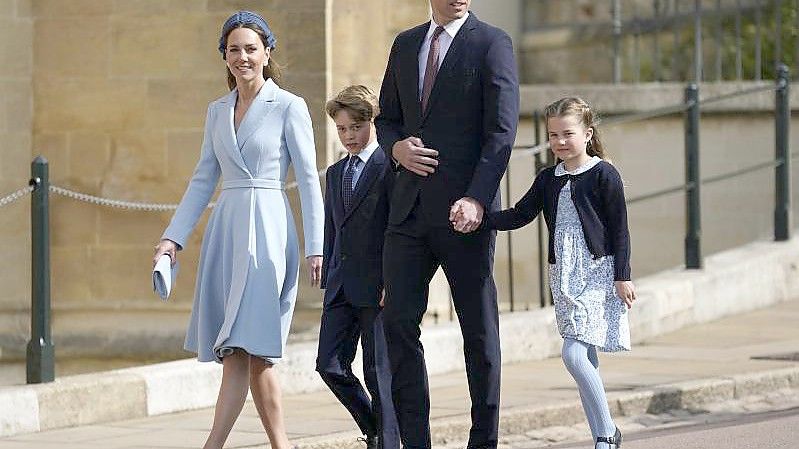Herzogin Kate, Prinz George, Prinz William und Prinzessin Charlotte kommen zur Ostermesse in der St. George's Chapel auf Schloss Windsor. Foto: Andrew Matthews/PA Wire/dpa