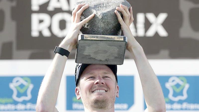 Dylan van Baarle aus den Niederlanden hält nach seinem Sieg die Trophäe, den Pflasterstein. Foto: Michel Spingler/AP/dpa