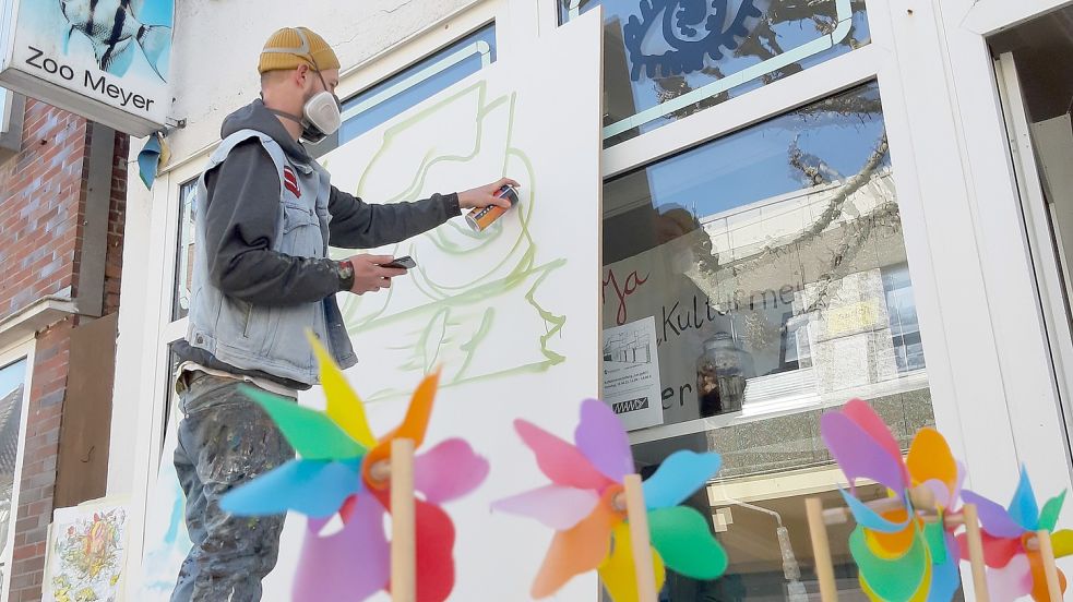 Mit viel Kreativität wurden die Platten für den Bauzaun gestaltet. Foto: Ann-Kathrin Stapf
