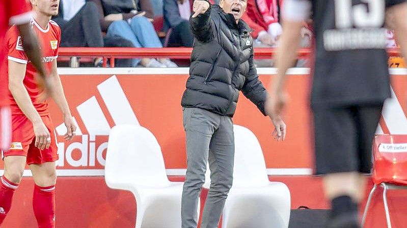 Nahm seine Spieler nach der Niederlage bei Union Berlin in Schutz: Eintracht-Coach Oliver Glasner. Foto: Andreas Gora/dpa
